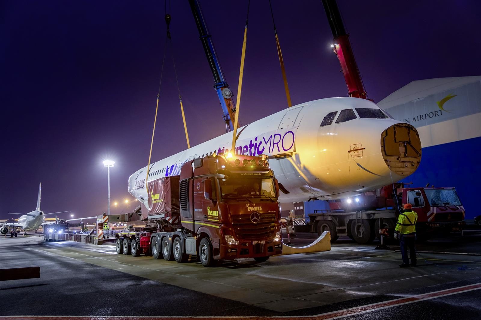 Spectacular Airbus transport with a Mercedes-Benz Actros 4163 SLT heavy ...