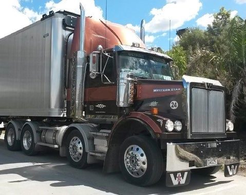 WESTERN-STAR-4884FX